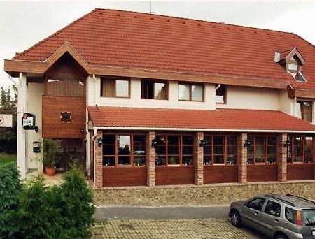 Il Gallo Nero - Fekete Kakas Etterem Es Panzio Szombathely Dış mekan fotoğraf
